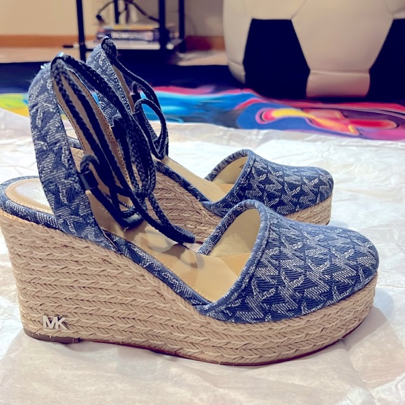 Michael Kors Margie Closed Toe Wedge Denim 5.5 M - Picture 3 of 6